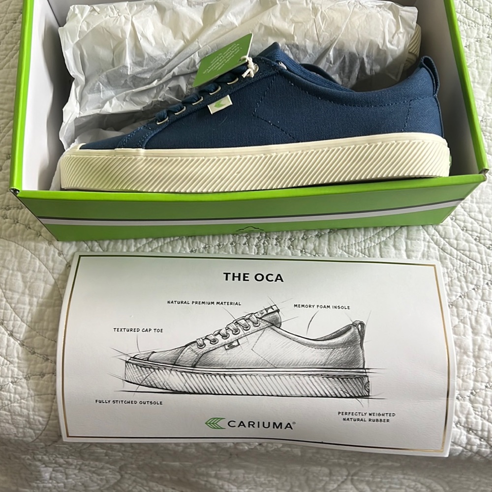 Cariuma OCA the sneaks new in the box Navy. Cork insole